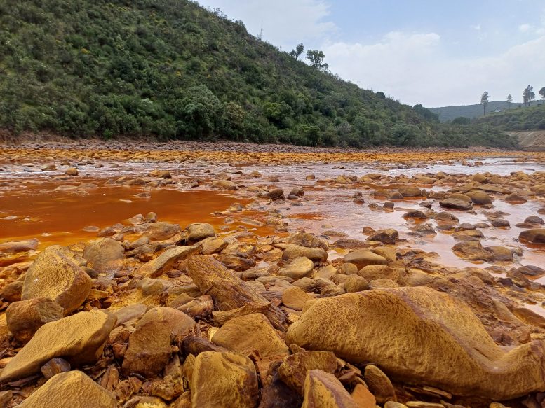 Acid-Mine-Drainage-in-Rio-Tinto-777x583.jpg
